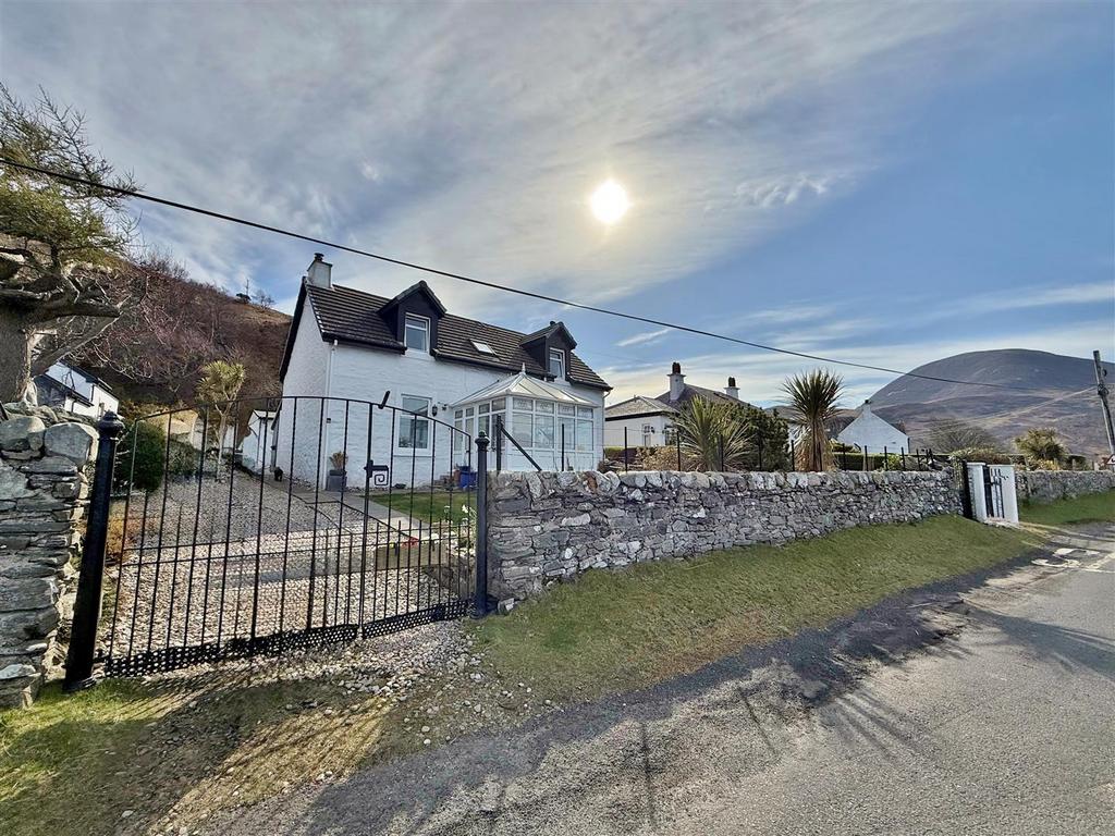 Bayvoyach driveway and gate