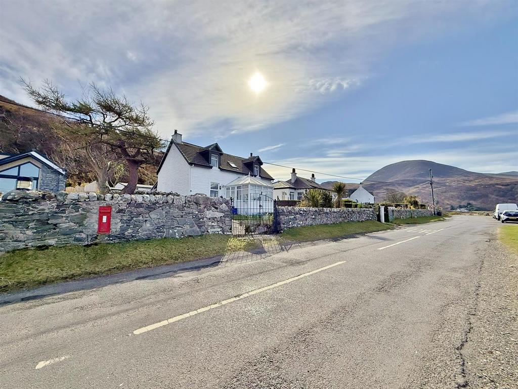 Bayvoyach from across the road looking south