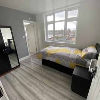 7 bedroom house share to rent, Woodfield Road, Hounslow TW4