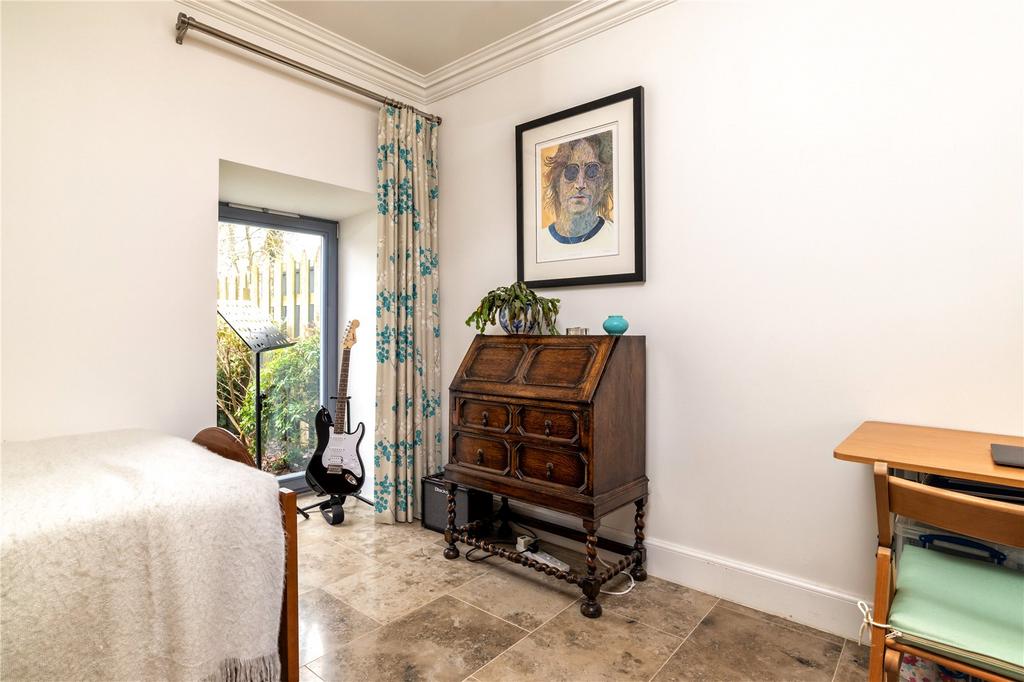 Bedroom 5 / Office