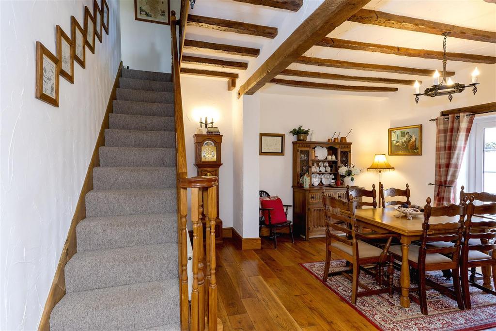 Dining room and stairs 1 SAPL8747-CR3-20250330-Dx O