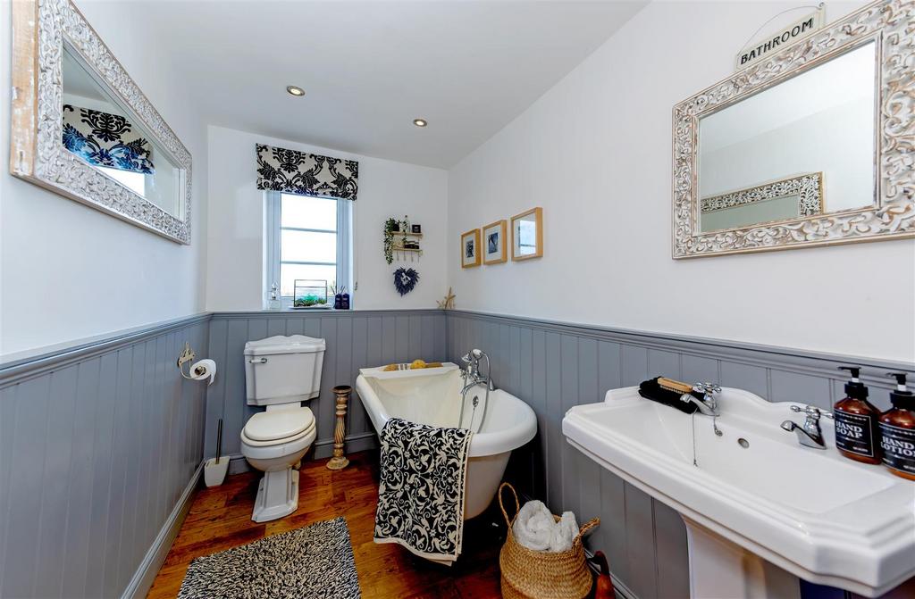 Family Bathroom SAPL8928-CR3-20250330-Dx O Deep PRIM