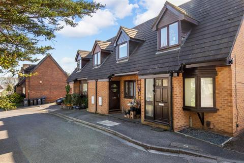 15 Bradshaws Close, London, SE25 4EN