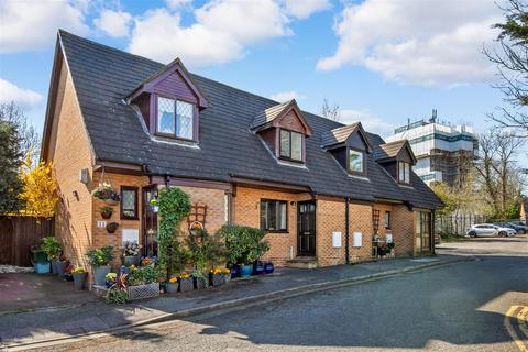 15 Bradshaws Close, London, SE25 4EN