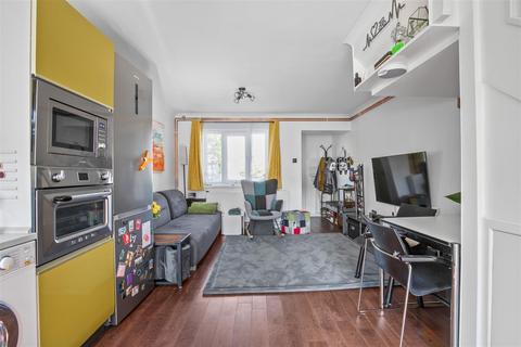 15 Bradshaws Close, London, SE25 4EN