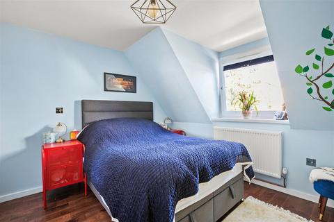 15 Bradshaws Close, London, SE25 4EN