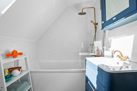 15 Bradshaws Close, London, SE25 4EN