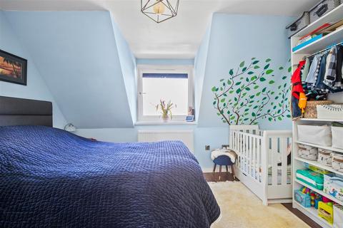 15 Bradshaws Close, London, SE25 4EN