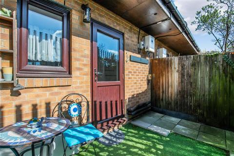 15 Bradshaws Close, London, SE25 4EN