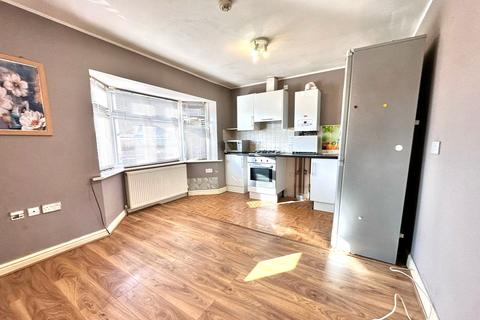 2 bedroom flat to rent, Hounslow TW4