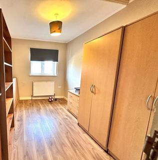 2 bedroom flat to rent, Hounslow TW4