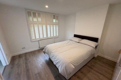 4 bedroom semi-detached house to rent, Hendon Way, Golders Green NW2