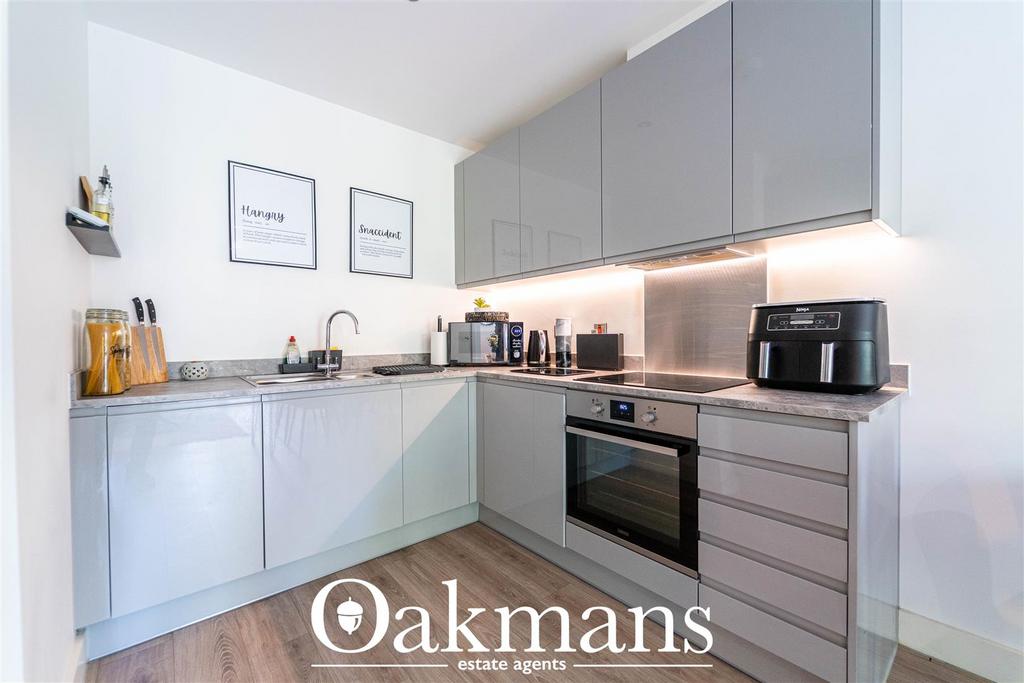 Apartment in Solihull, West Midlands - View 4