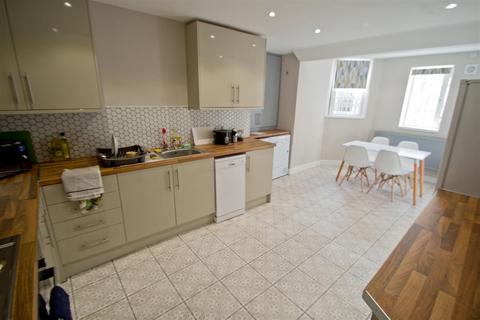 1 bedroom in a house share to rent, Cliff Road Gardens, Woodhouse, Leeds, LS6 2EY