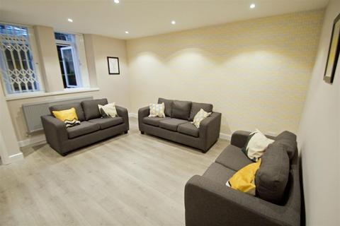 1 bedroom in a house share to rent, Cliff Road Gardens, Woodhouse, Leeds, LS6 2EY