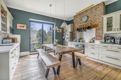 10a Avington Grove, London, SE20 8RY