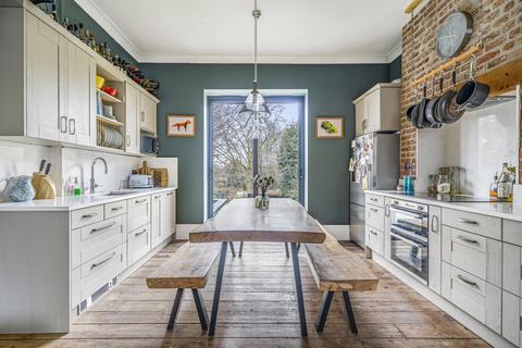 10a Avington Grove, London, SE20 8RY