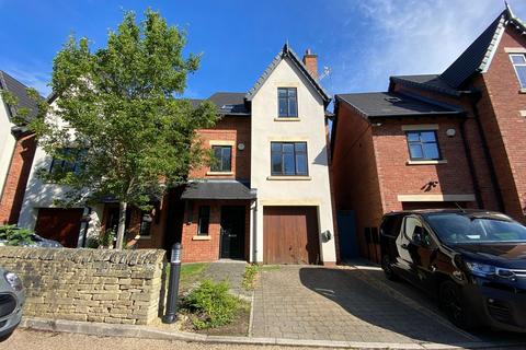 4 bedroom detached house to rent, Waters Way, Manchester M28