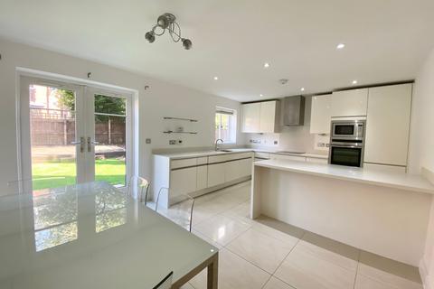 4 bedroom detached house to rent, Waters Way, Manchester M28
