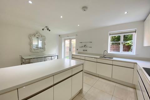 4 bedroom detached house to rent, Waters Way, Manchester M28