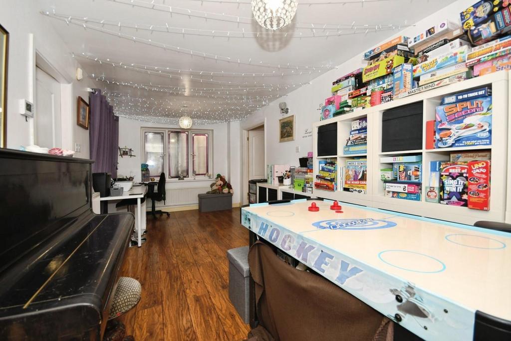 GAMES ROOM 02.jpg