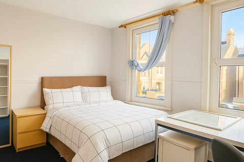 6 bedroom semi-detached house to rent, Divinity Road, Oxford OX4