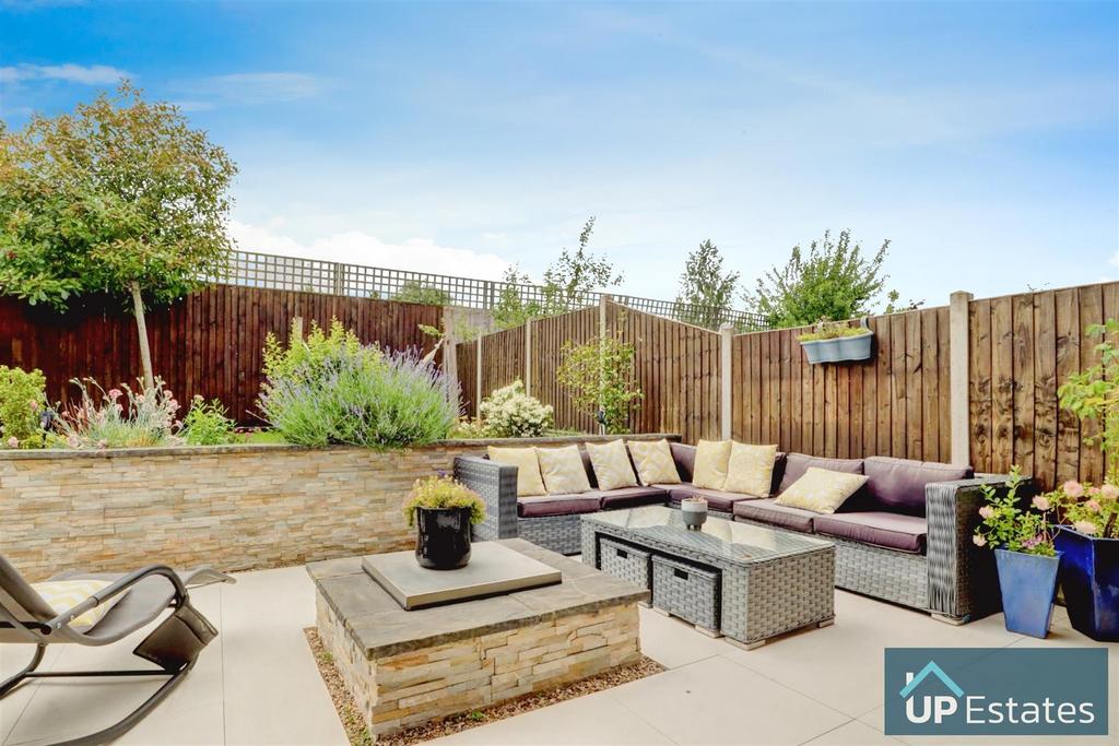 Seating area + fire pitt