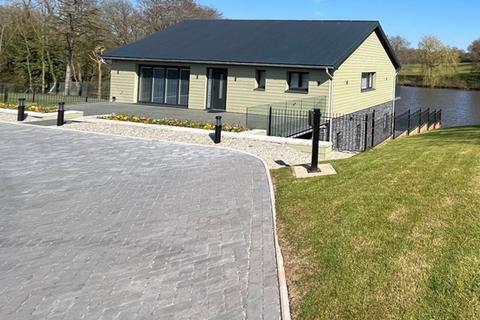 2 bedroom lodge to rent, Beautiful Private 2 Bedroom lakeside lodge