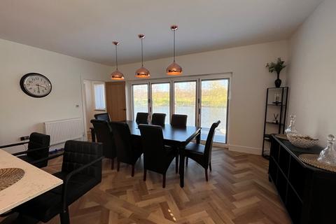 2 bedroom lodge to rent, Beautiful Private 2 Bedroom lakeside lodge
