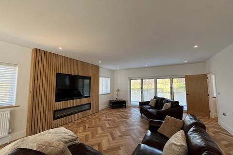2 bedroom lodge to rent, Beautiful Private 2 Bedroom lakeside lodge
