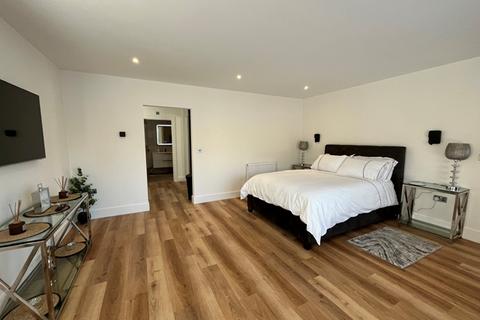 2 bedroom lodge to rent, Beautiful Private 2 Bedroom lakeside lodge