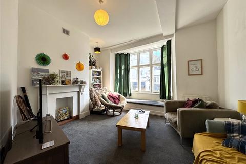 3 bedroom flat to rent, High Street, Dorking, Surrey, RH4