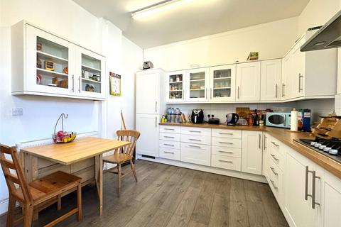 3 bedroom flat to rent, High Street, Dorking, Surrey, RH4