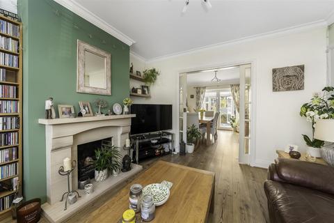 10 Hillcrest Road, Whyteleafe, CR3 0DG
