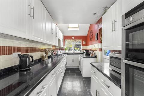 10 Hillcrest Road, Whyteleafe, CR3 0DG