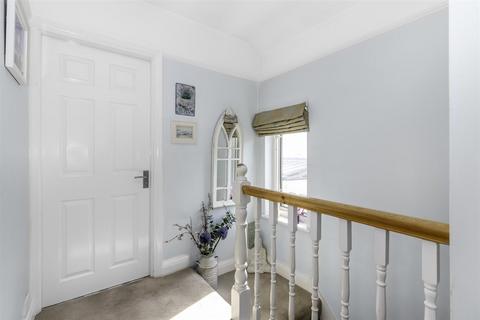 10 Hillcrest Road, Whyteleafe, CR3 0DG