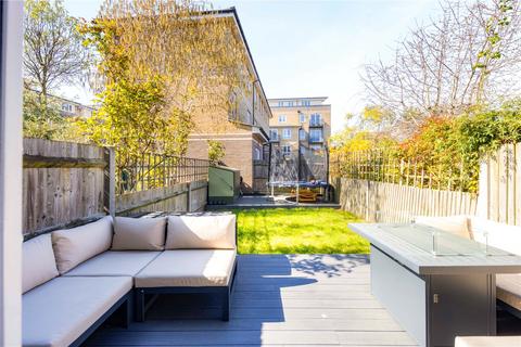 9 Hereford Road, London, E3 2FR