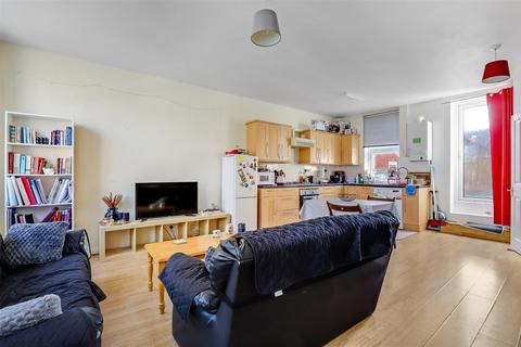 2 bedroom flat to rent, Yukon Road, South Clapham, London, SW12