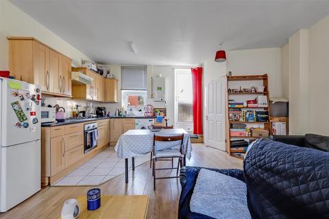 2 bedroom flat to rent, Yukon Road, South Clapham, London, SW12