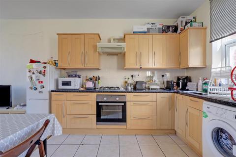 2 bedroom flat to rent, Yukon Road, South Clapham, London, SW12