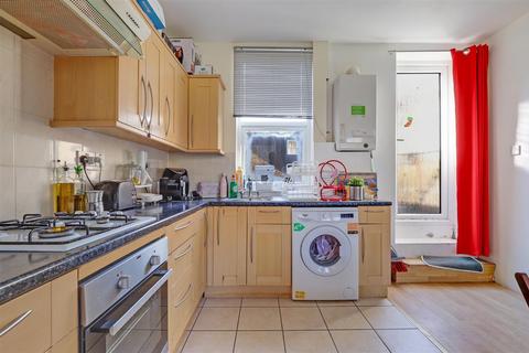 2 bedroom flat to rent, Yukon Road, South Clapham, London, SW12