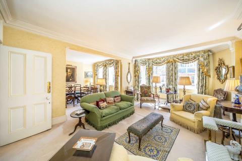 3 bedroom flat for sale, Cheyne Court, London SW3