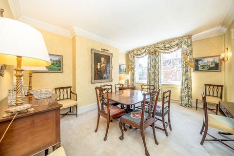 3 bedroom flat for sale, Cheyne Court, London SW3