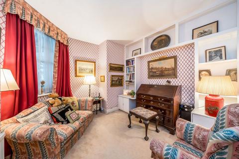 3 bedroom flat for sale, Cheyne Court, London SW3
