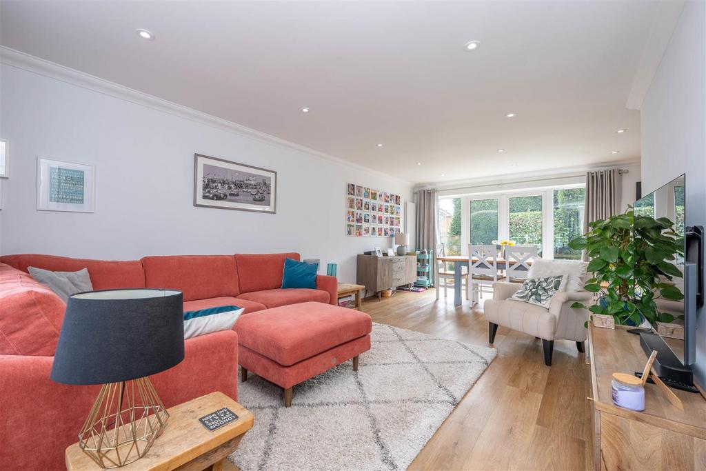 Lounge/Dining Room