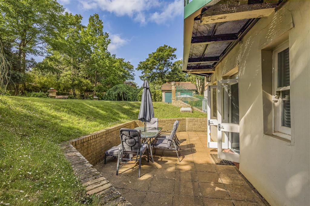 Flat 2 Earls Court, 9 Gervis Road, Bournemouth-Por