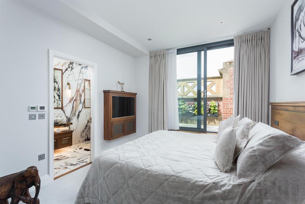 Bedroom 1 Suite