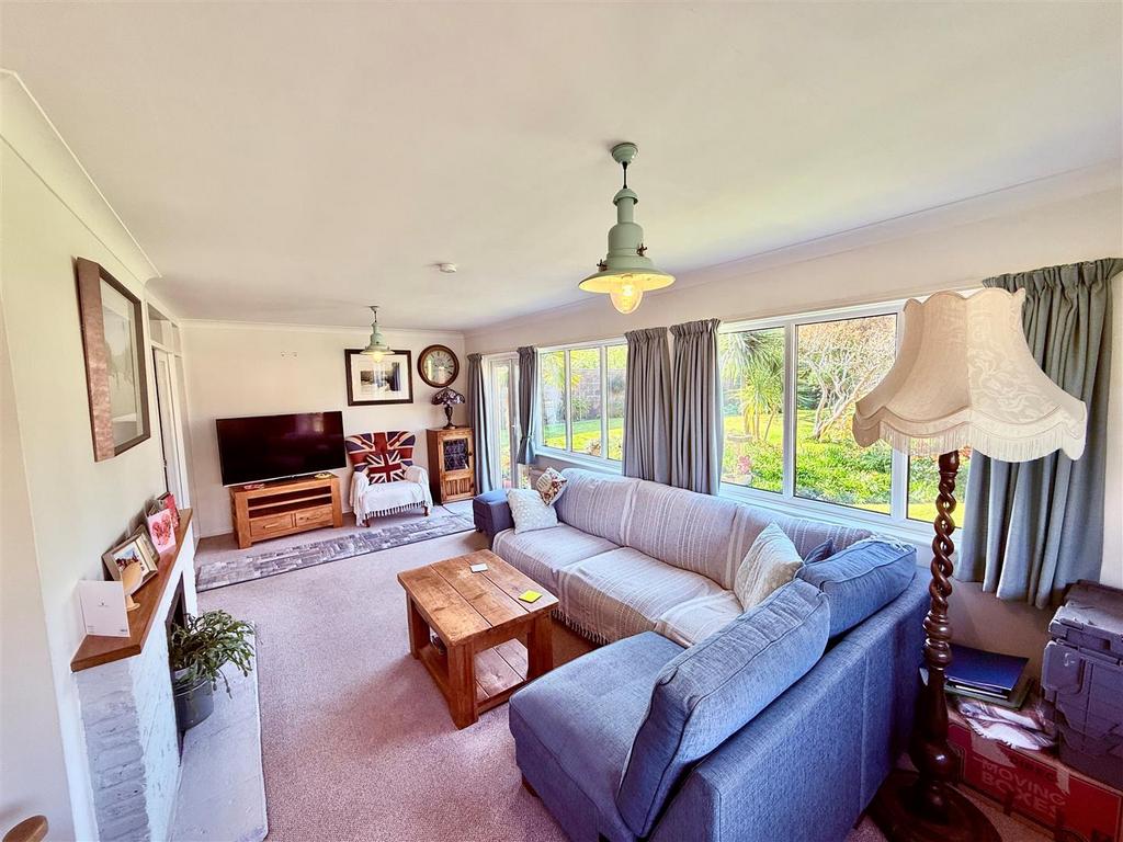 Living Room 2.jpg