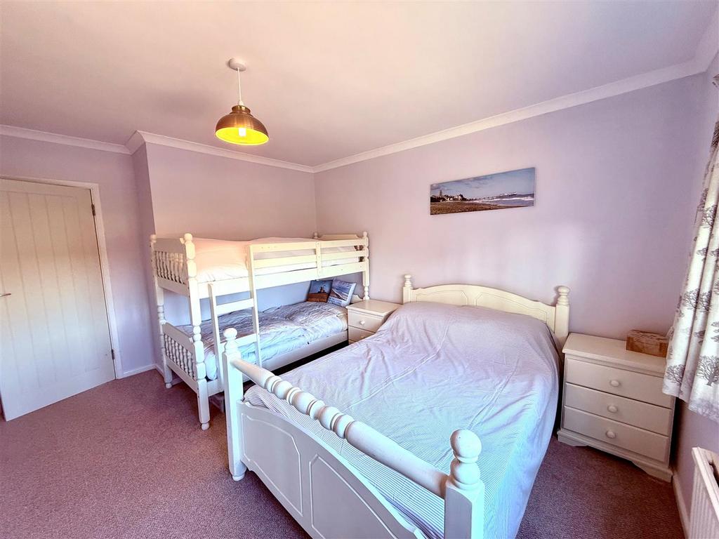 Bed 2.jpg