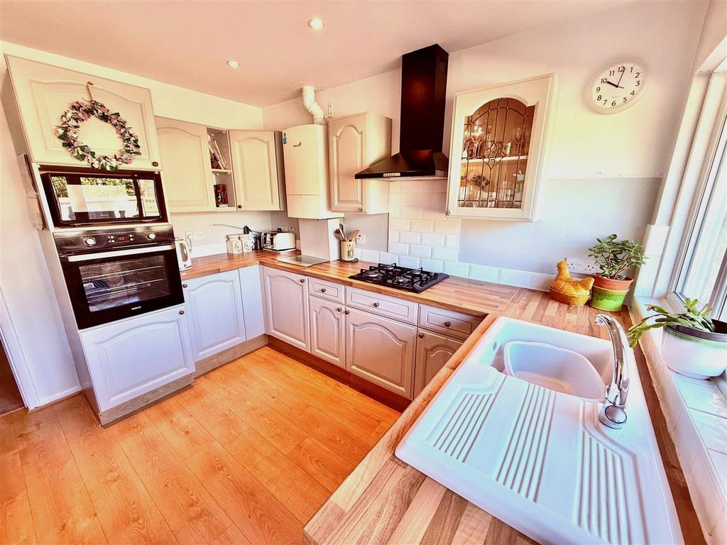 Kitchen 2.jpg